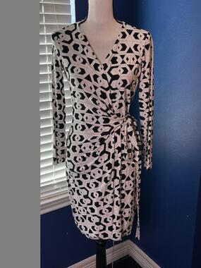 Diane von Furstenberg Iconic Wrap Dress — Size 0 — Geometric Print, EUC